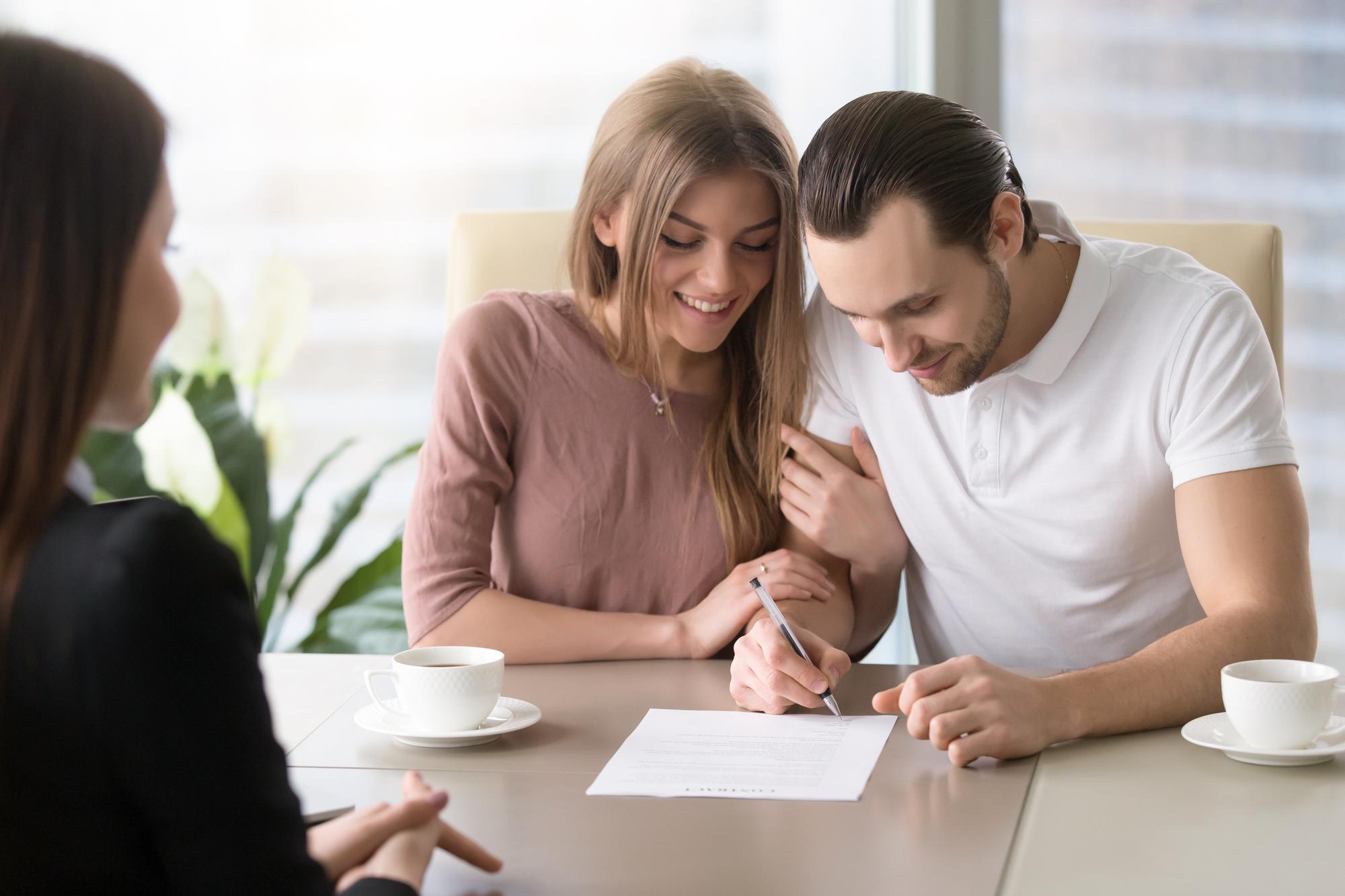 Professional legal consultation and contract drafting services by experienced lawyers